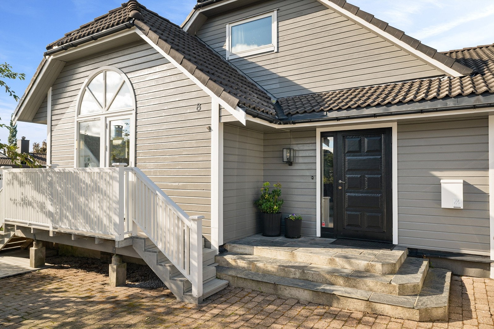 Boligen har pent inngangsparti samt to garasjer. Galleribilde