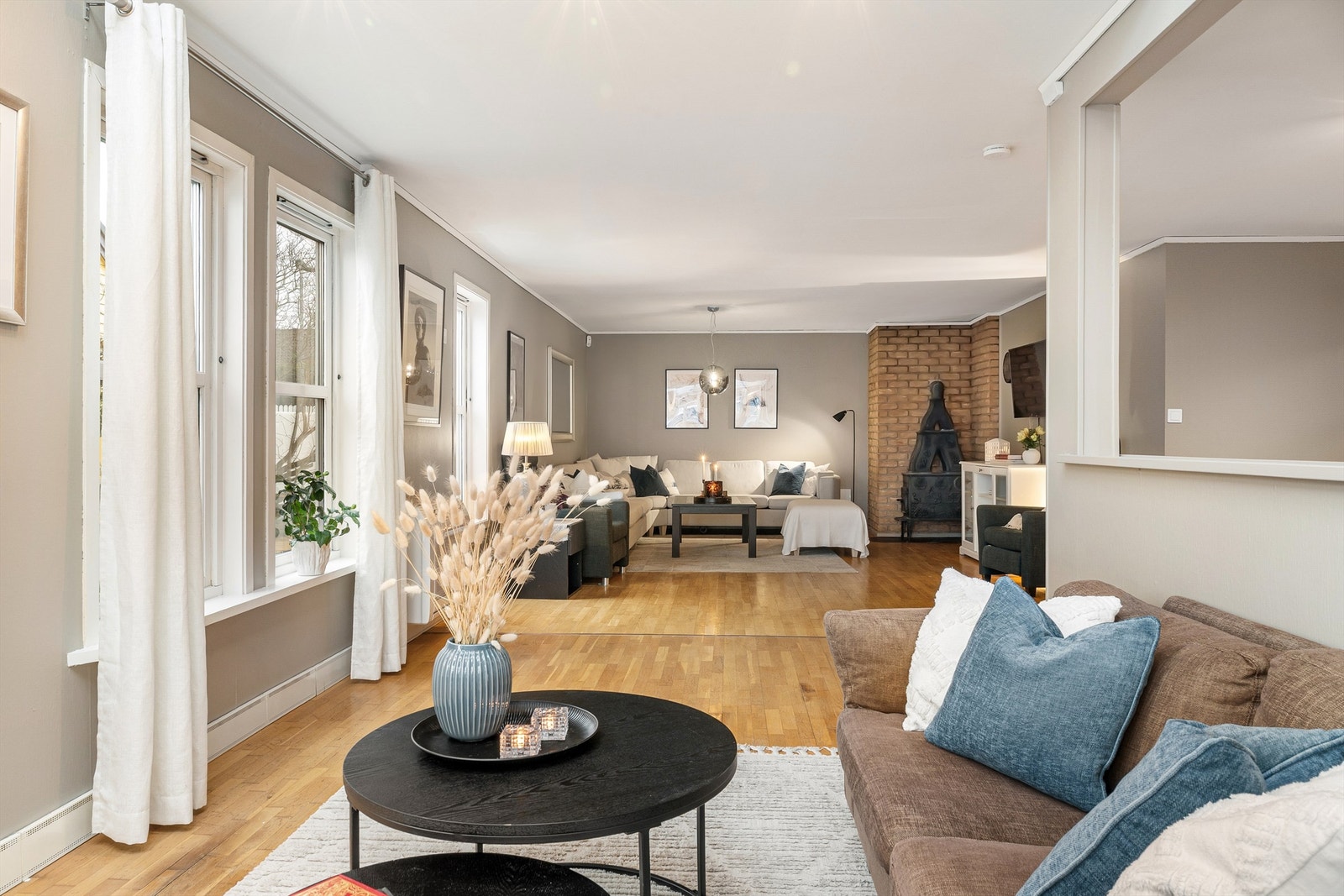 Boligen har store og gode oppholdsrom med gode lysforhold og moderne fargevalg. Galleribilde