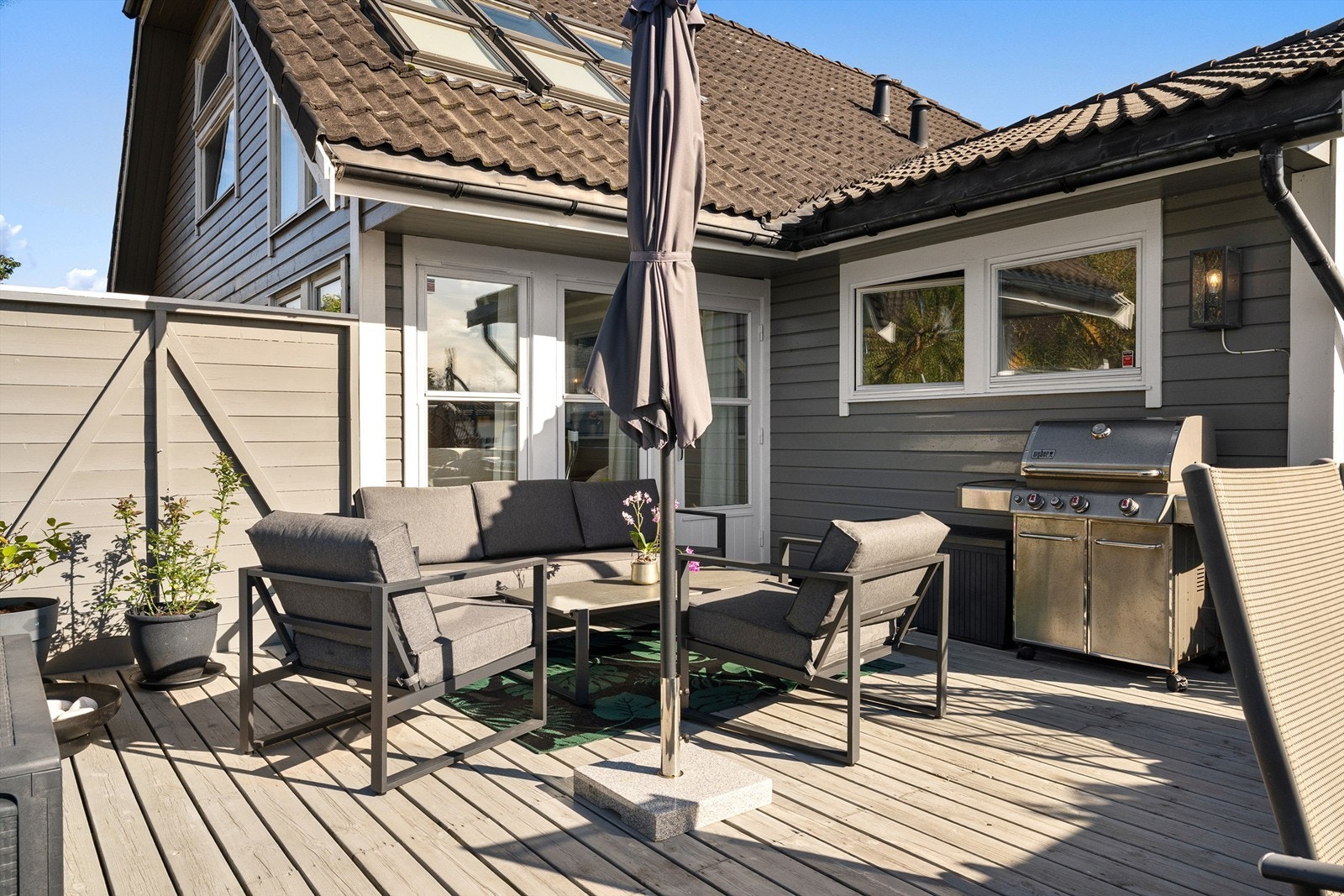 Stor terrasse hvor en har god plass til utemøbler samt grill. Galleribilde