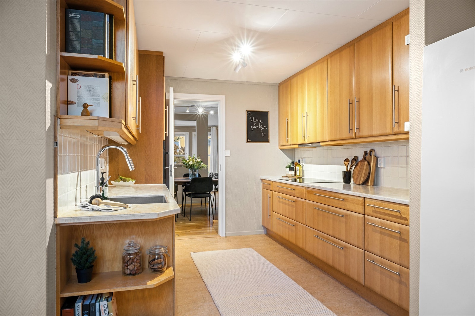 Kjøkken med gode benkeoverflater samt god plass til oppbevaring i form av over- og underskap. Galleribilde