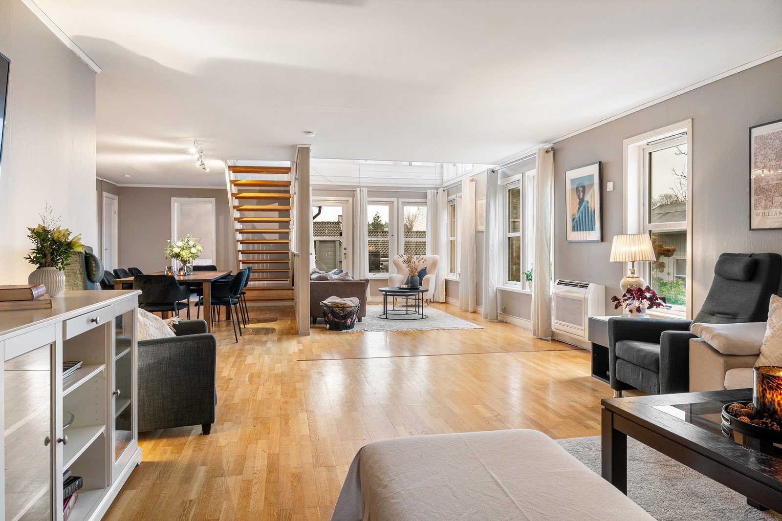 Stuens form gjør den enkel å møblere hvor en har god plass til både spise- og sittegruppe. Galleribilde