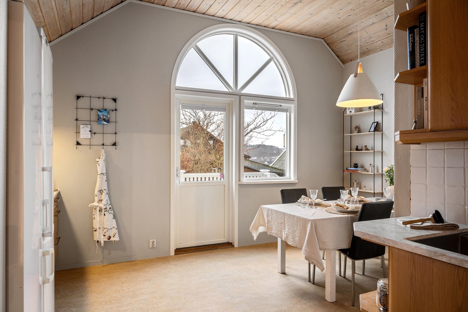 Kjøkkenrommet har også ekstra takhøyde noe som gir en god atmosfære. Galleribilde