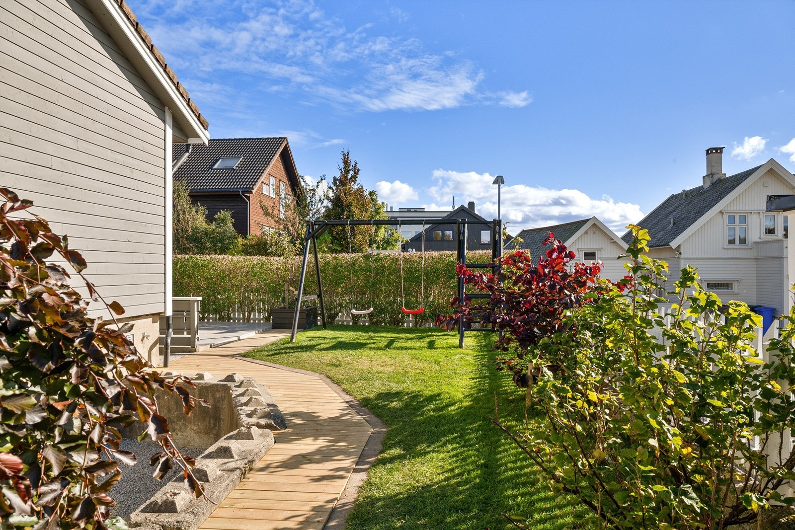 Hage med gode solforhold som byr til lek og rekreasjon. Galleribilde