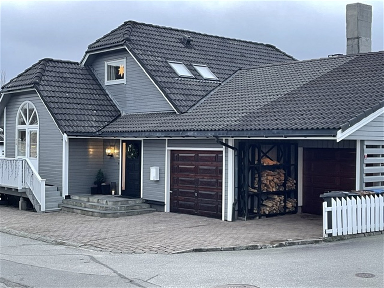 Fasade med garasjer. Galleribilde