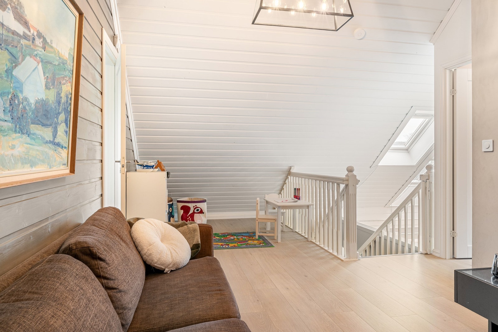 Loftstue med plass til sittegruppe og lekekrok. Galleribilde