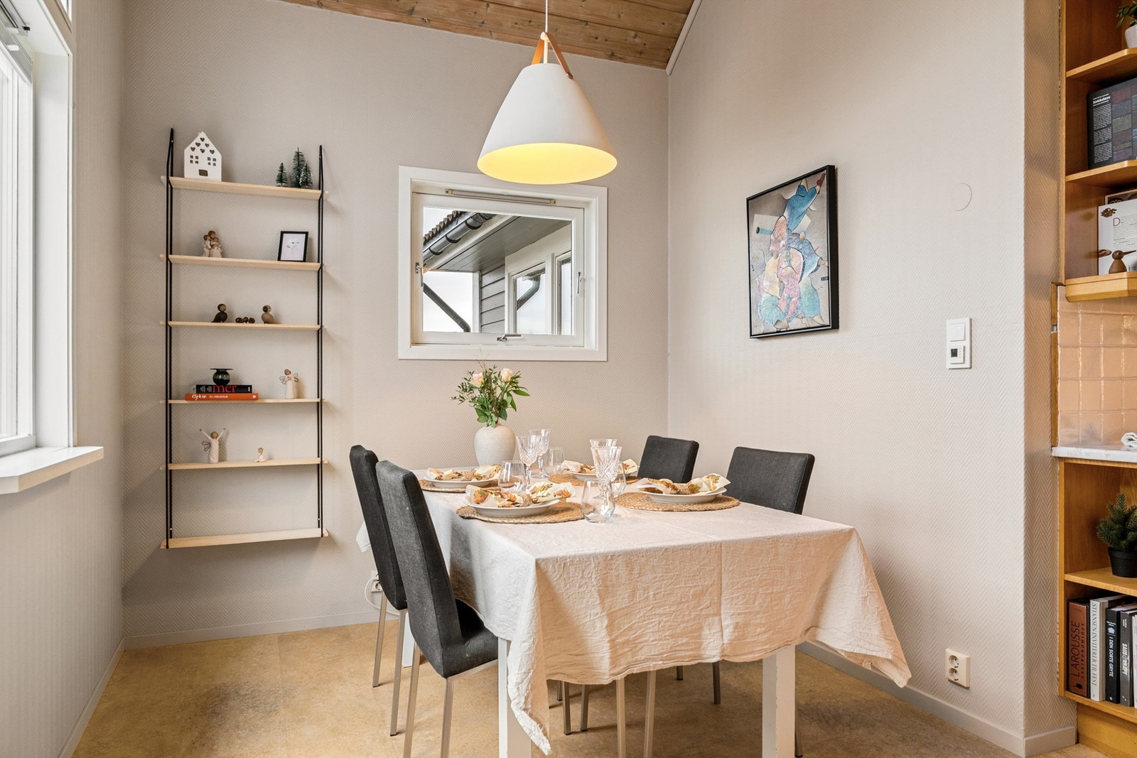 Kjøkken med plass til spisebord. Galleribilde