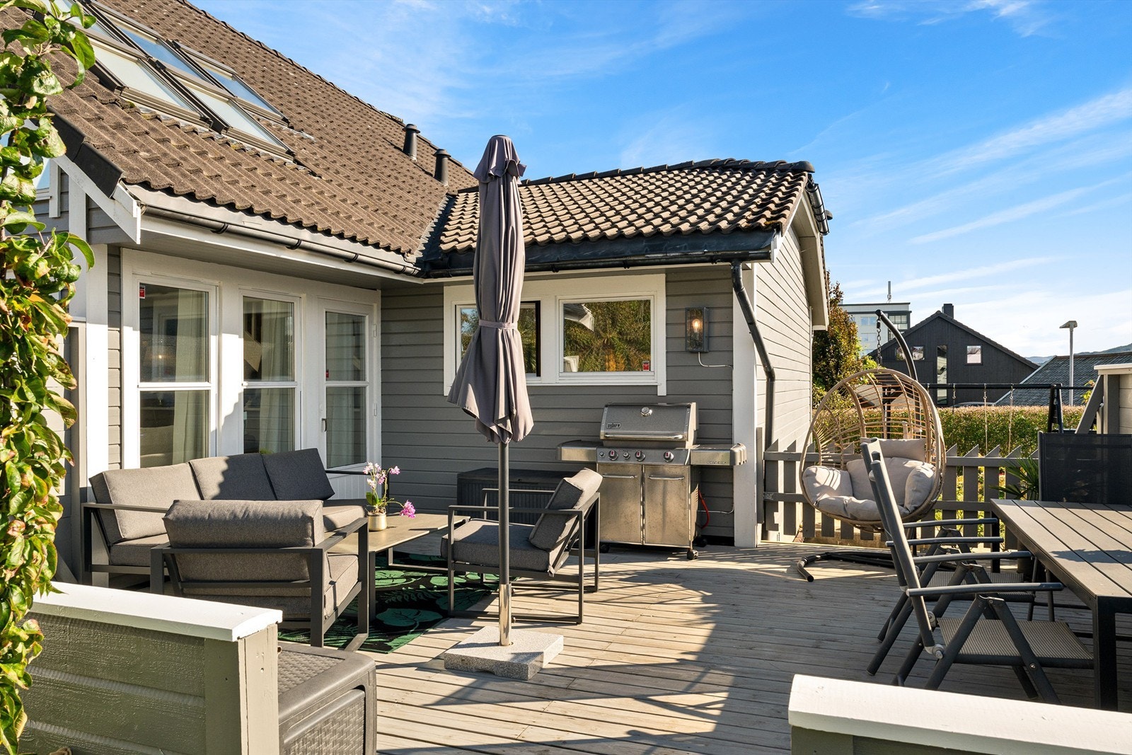 Boligen ligger på hjørnetomt med svært gode solforhold. Galleribilde