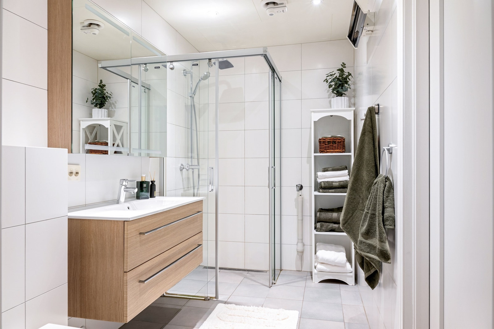 Moderne baderom med dusjhjørne samt innredning med god oppbevaring. Galleribilde