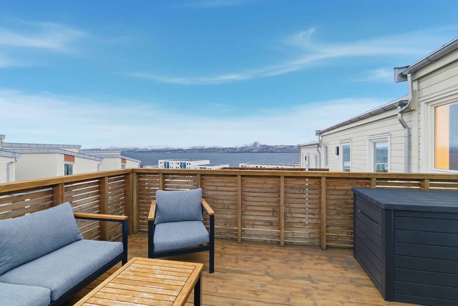 Perfekt plass for å ta inn havutsikten og nabolaget Galleribilde