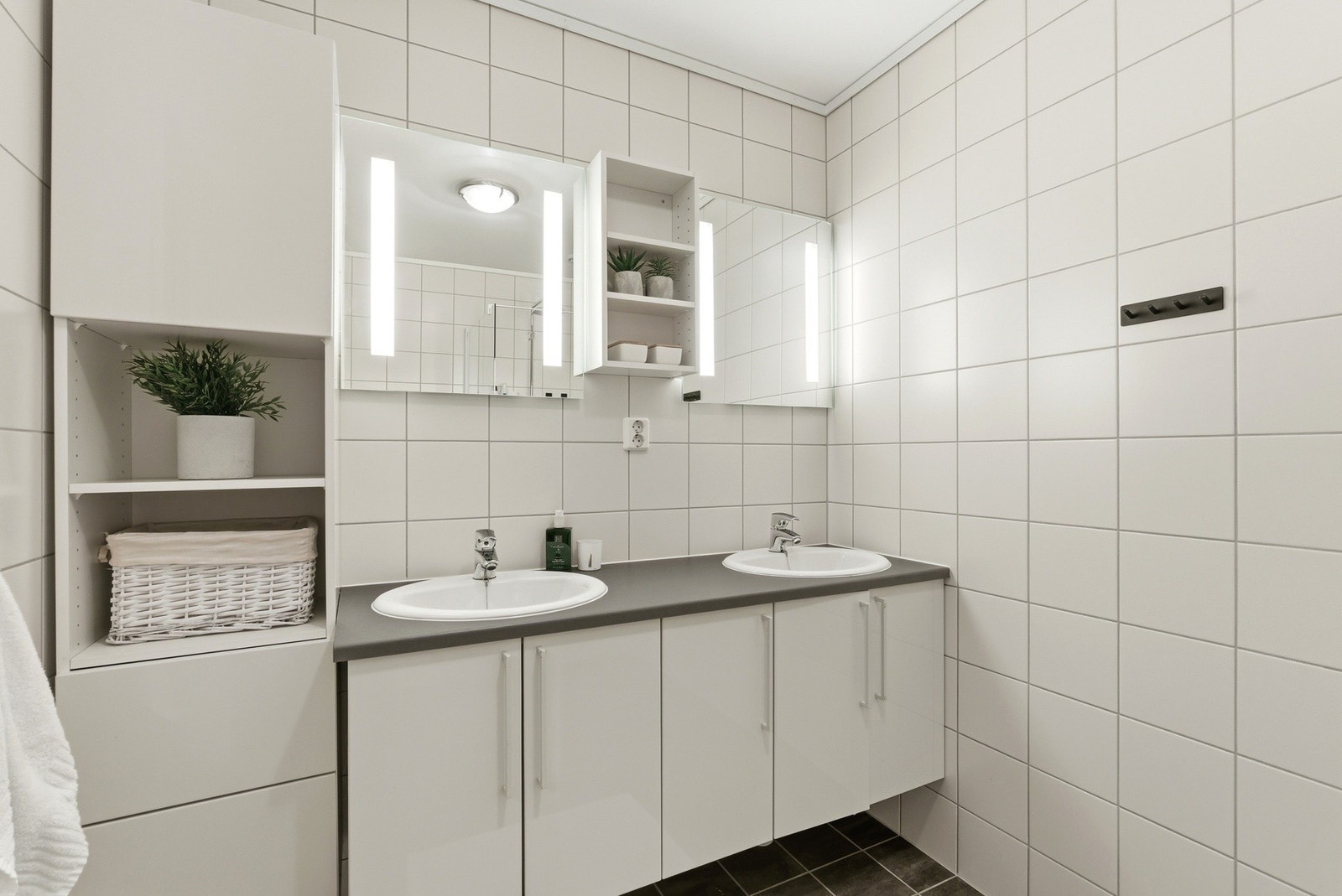 Med dobbel baderomsinnredning effektiviserer det kveldsrutiner Galleribilde