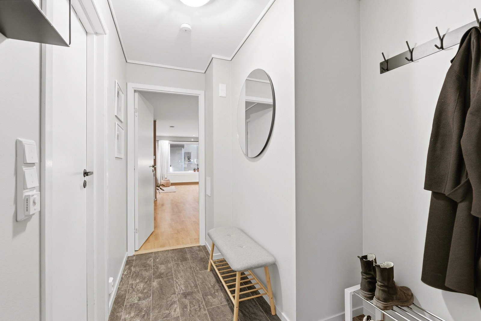 Når vi trer inn i boligen møtes vi av en praktisk og moderne entré Galleribilde