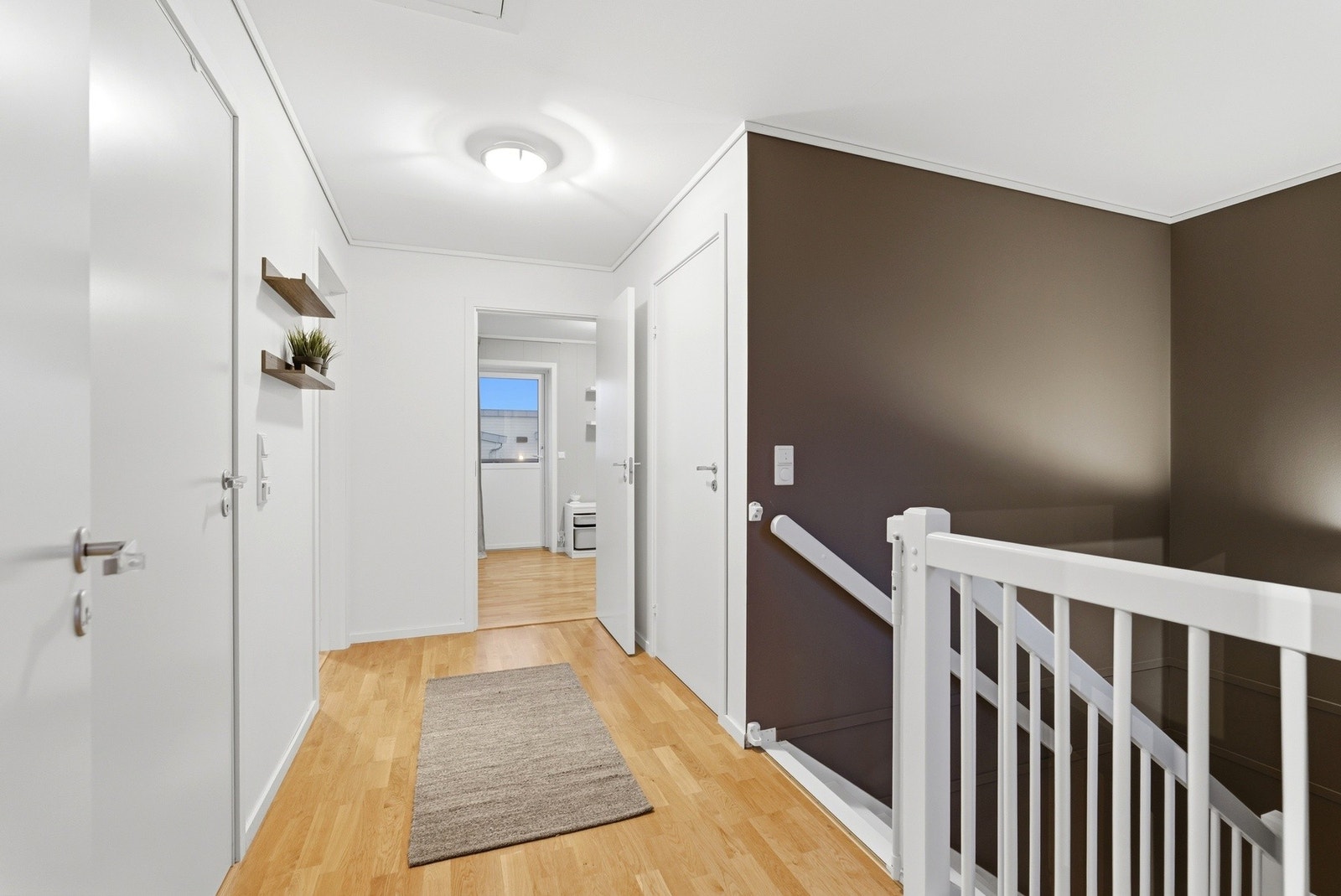 Når vi kommer opp møtes vi av en gang som tar oss til alle rom Galleribilde