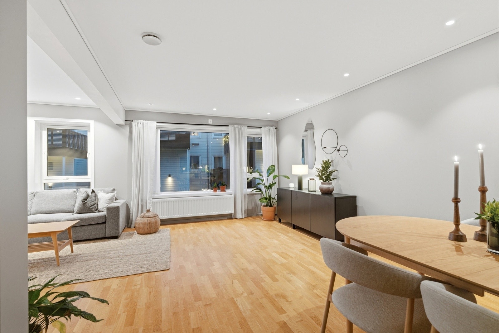 De store vindusflatene sørger for gode med naturlig lys Galleribilde