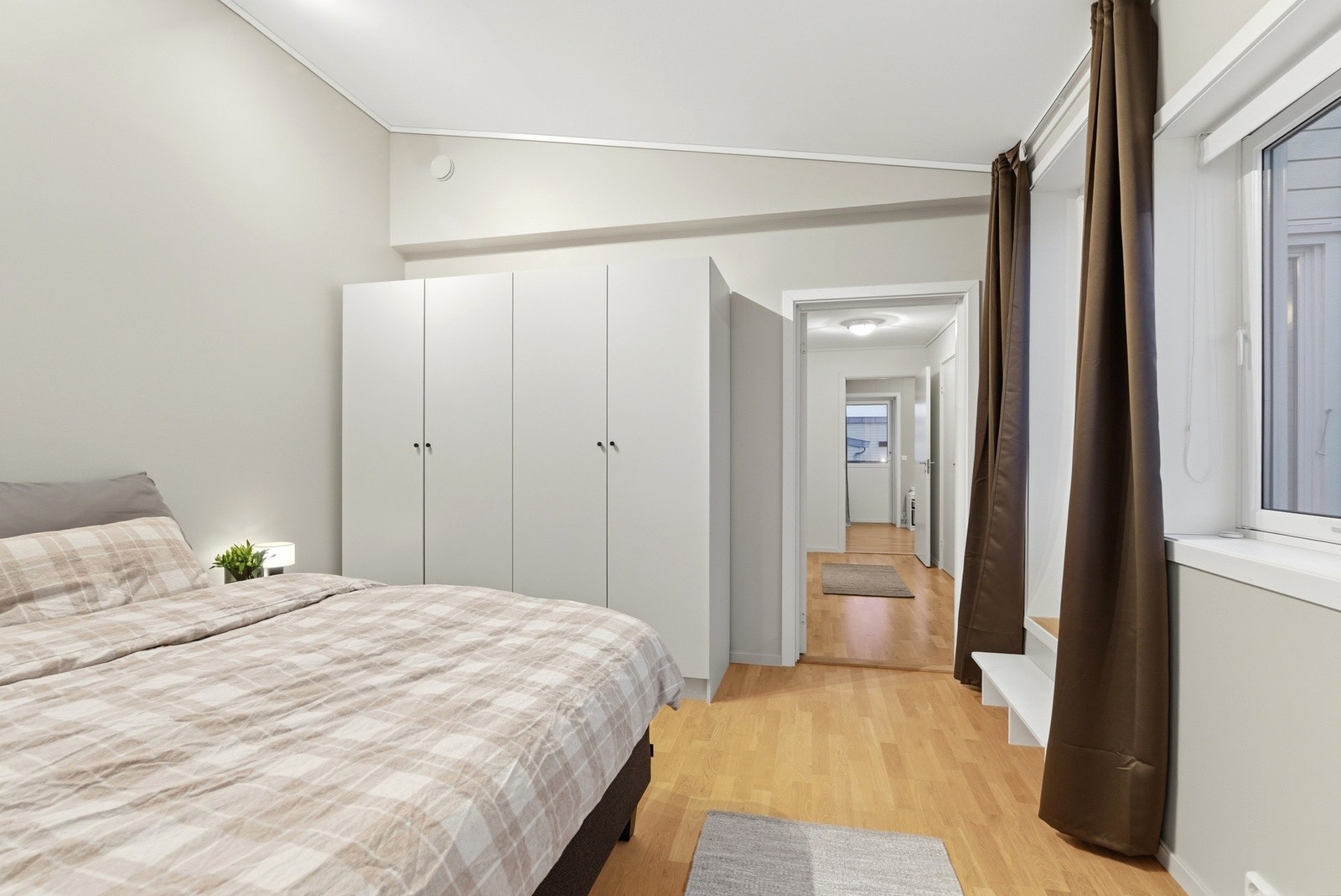 Med godt med oppbevaringsplass og utgang til egen terrasse Galleribilde