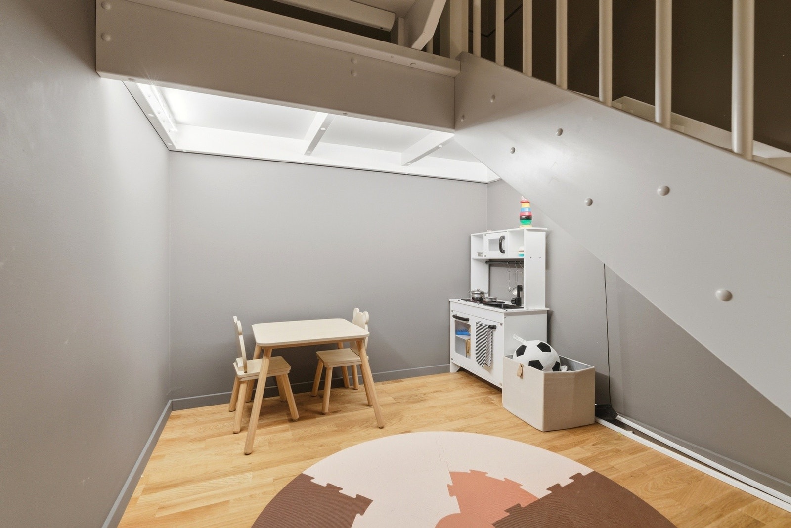 Under trappen er det også plass for lekerom for de minste, men kan benyttes etter behov Galleribilde