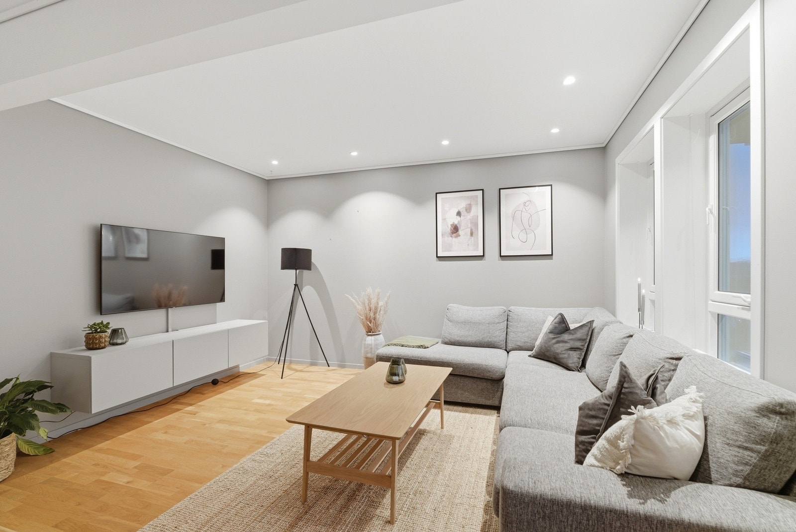 Spotter i taket sørger for en jevn og kontrollert belysning Galleribilde