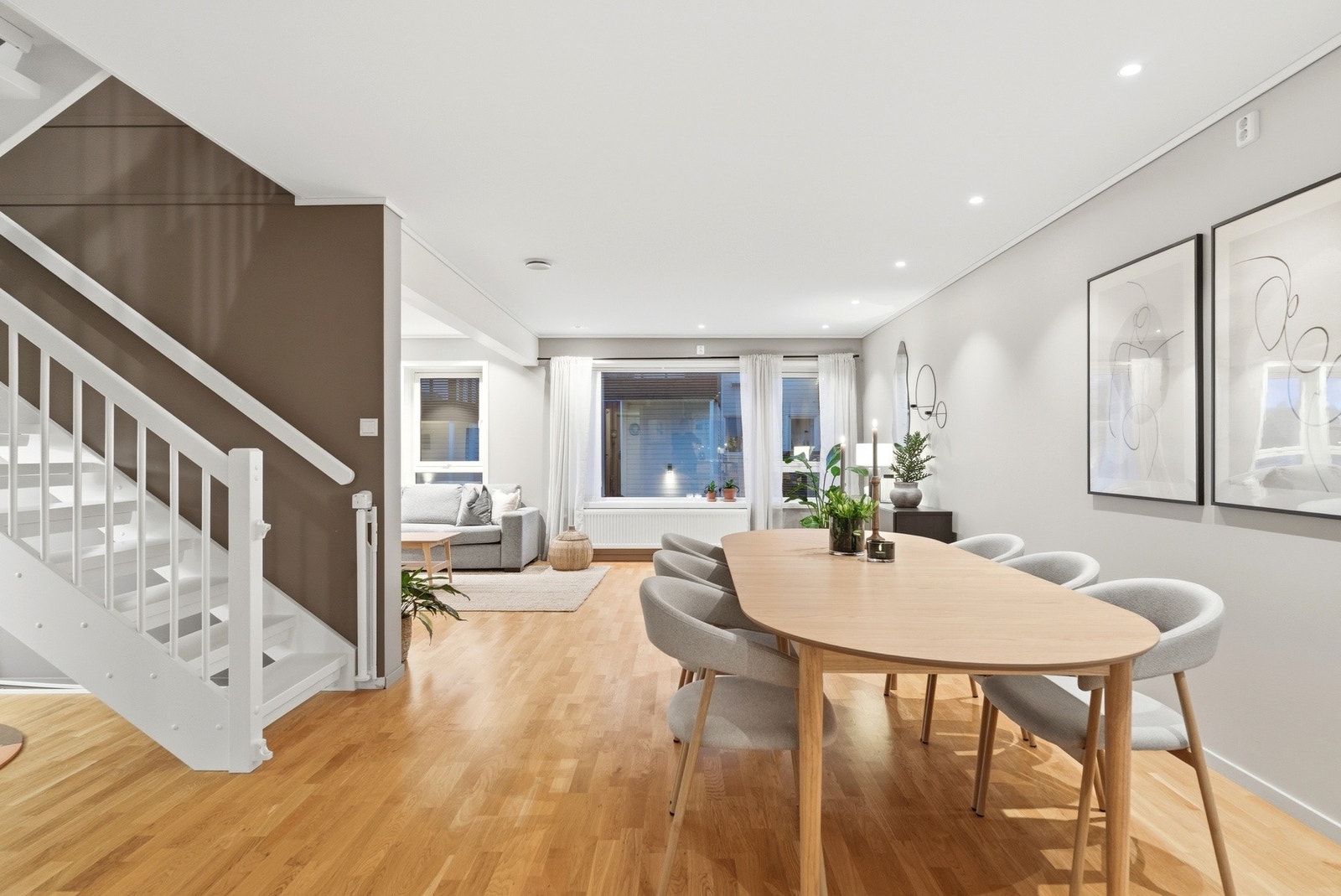 Så møtes vi av en trivelig åpen stue/kjøkken løsning Galleribilde