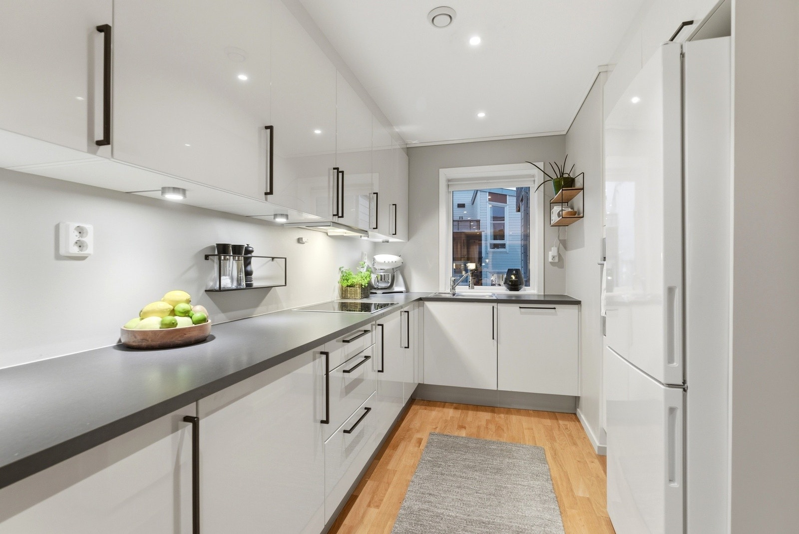 Her er det god benkeplass for matgleden og godt med oppbevaringsplass Galleribilde