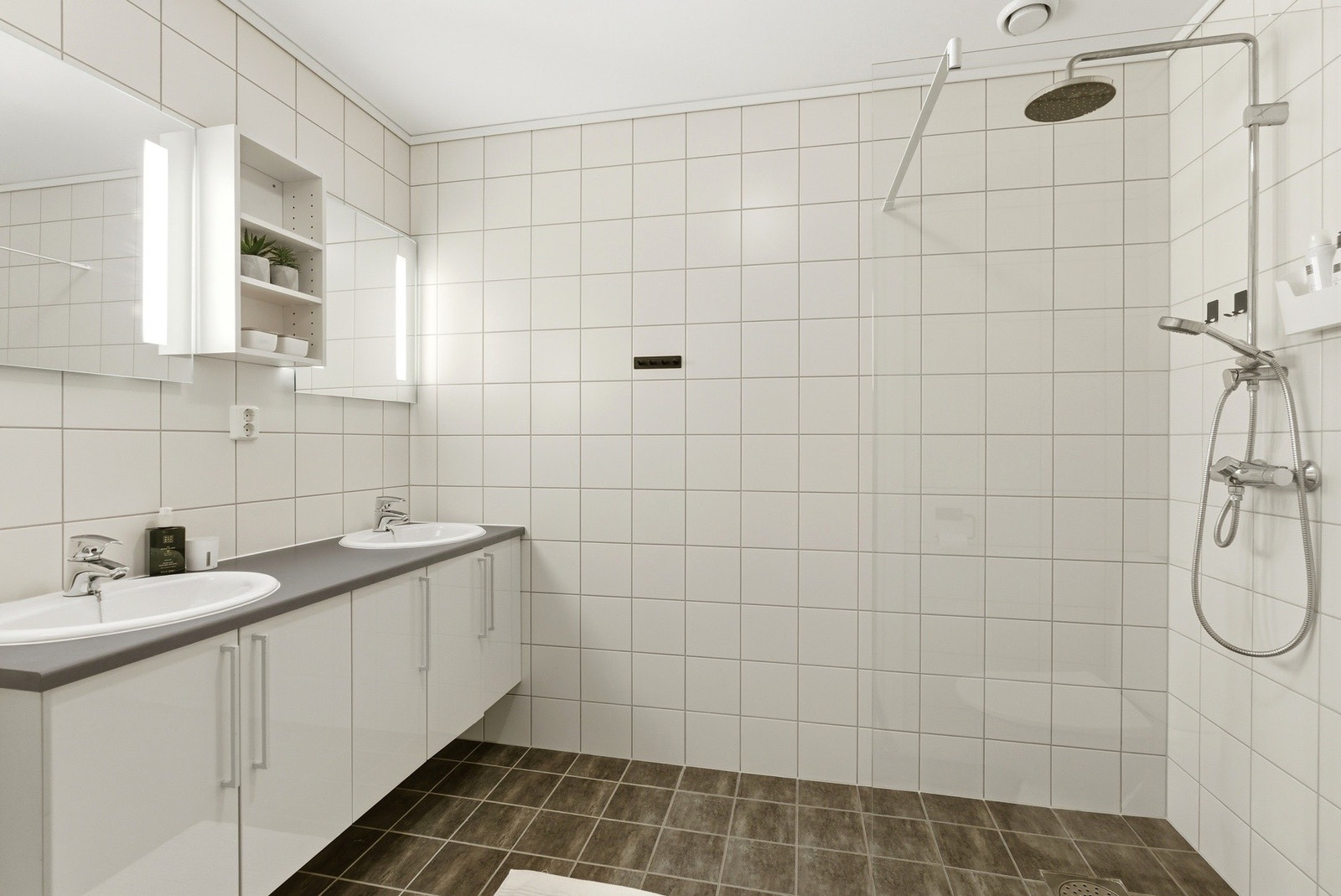 Det er godt med oppbevaringsplass og varme i gulv gir en behagelig oppvarming Galleribilde