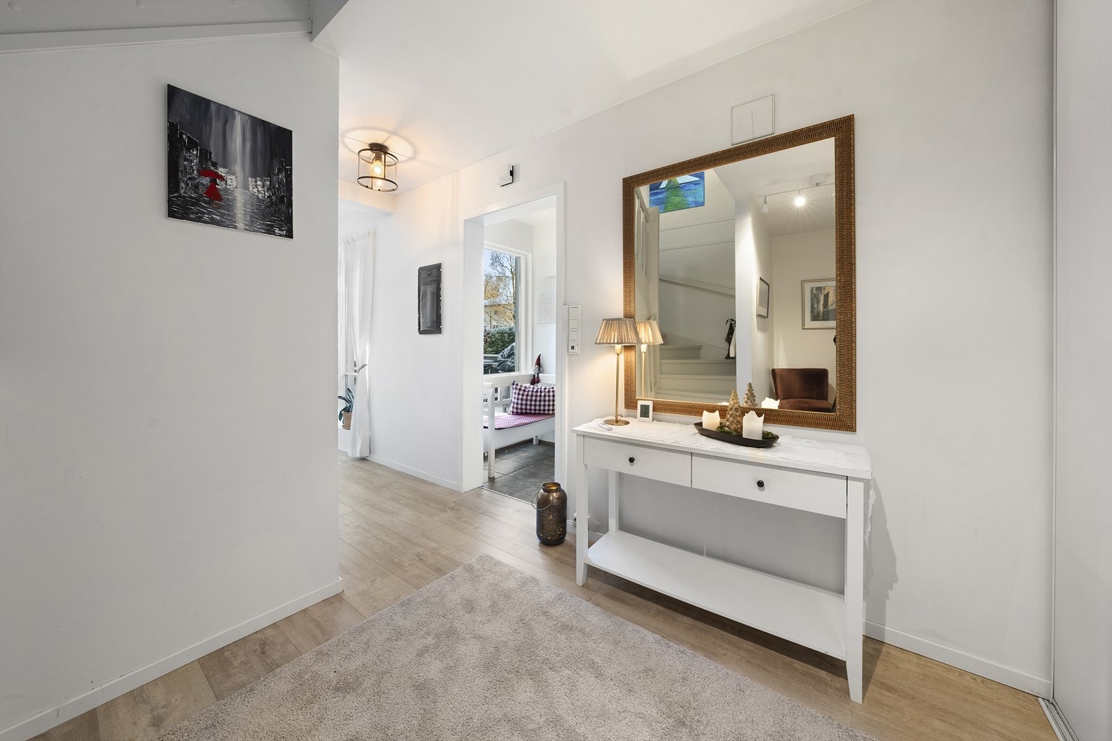 Velkommen inn i en lys entré med flislagt gulv. Fra entré kommer du inn i gang med praktisk skyvedørsgarderobe med god oppbevaringsplass Galleribilde