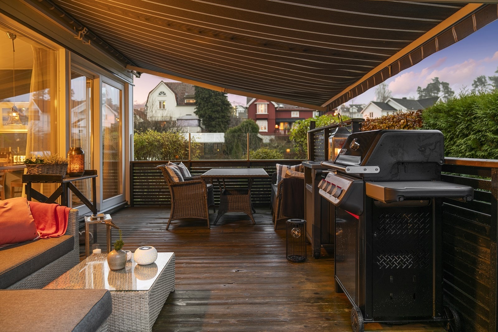 Fine terrasseområder utenfor kjøkken, samt takterrasse over garasje Galleribilde