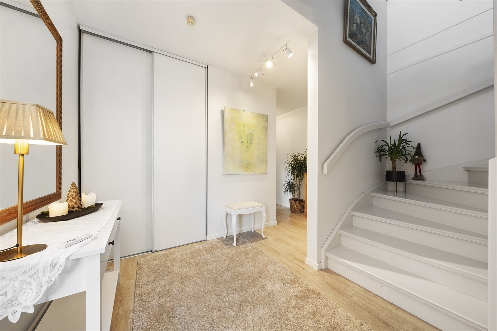 Fra gangen har du videre tilgang til til de øvrige rommene i denne etasjen, samt trapp til 2. etasje Galleribilde