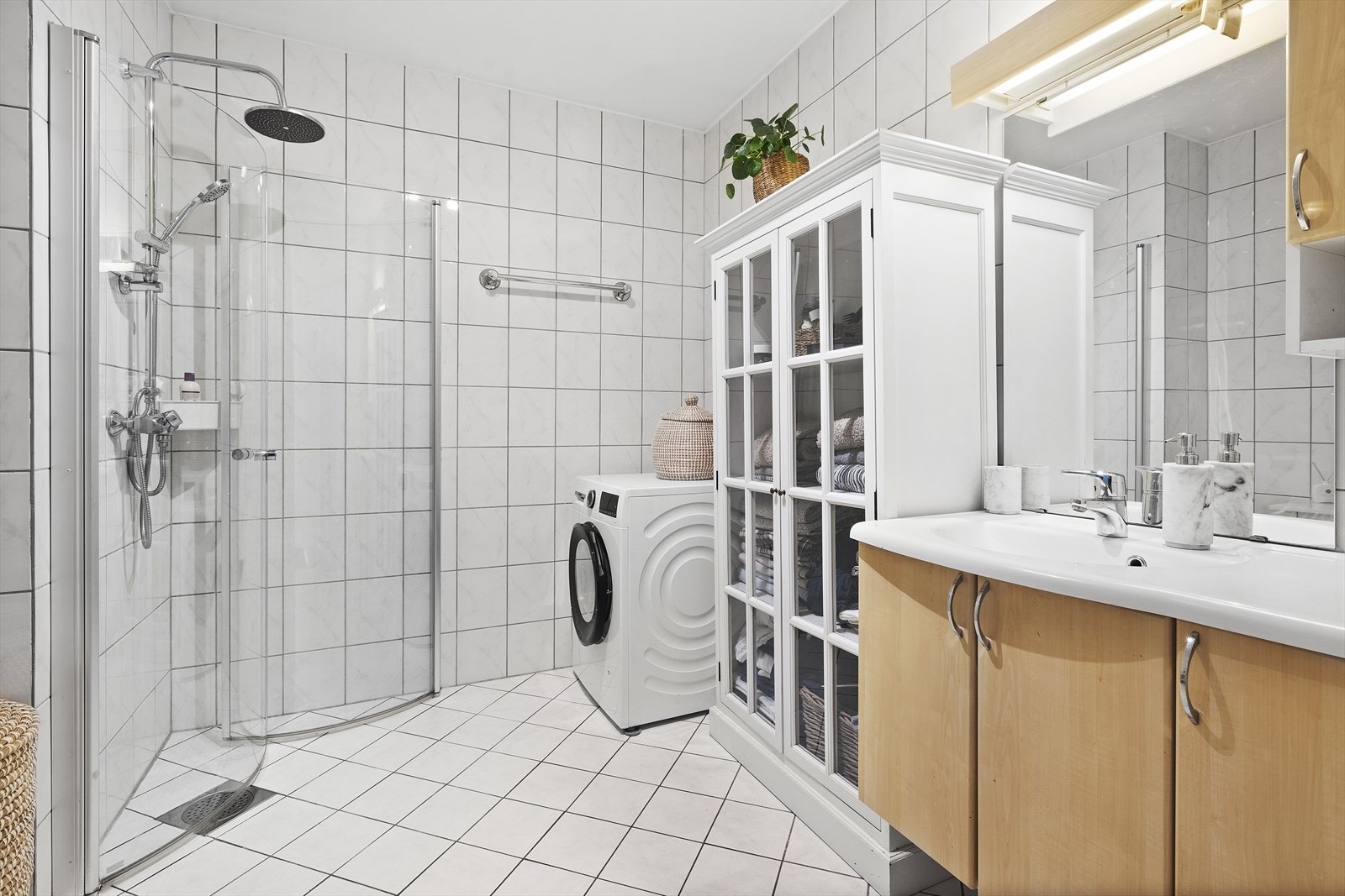 Badet i denne etasjen er helfliset med varmekabler i gulv Galleribilde