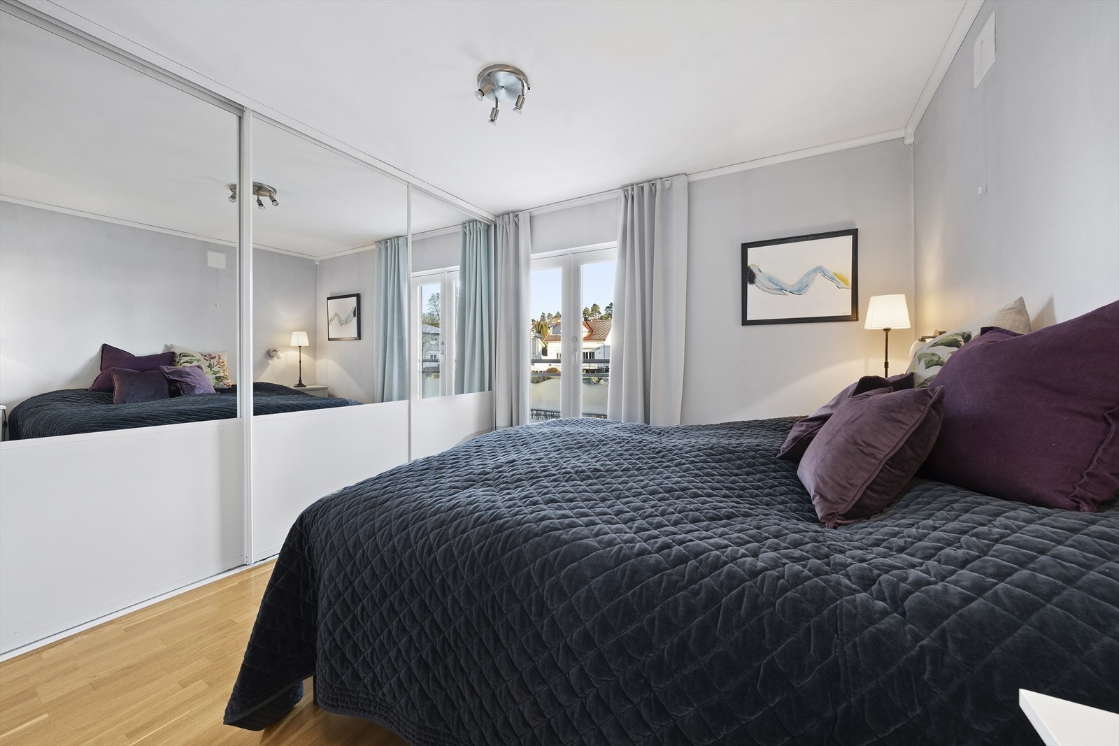 Hovedsoverommet er av god størrelse med plass til dobbeltseng og nattbord. Hovedsoverommet er utstyrt med romslig skyvedørsgarderobe Galleribilde