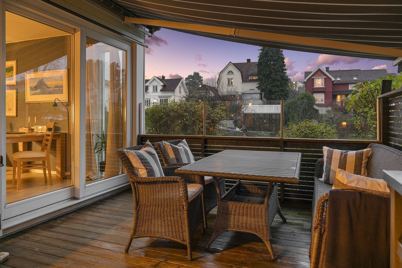 God plass til flere sittegrupper Galleribilde