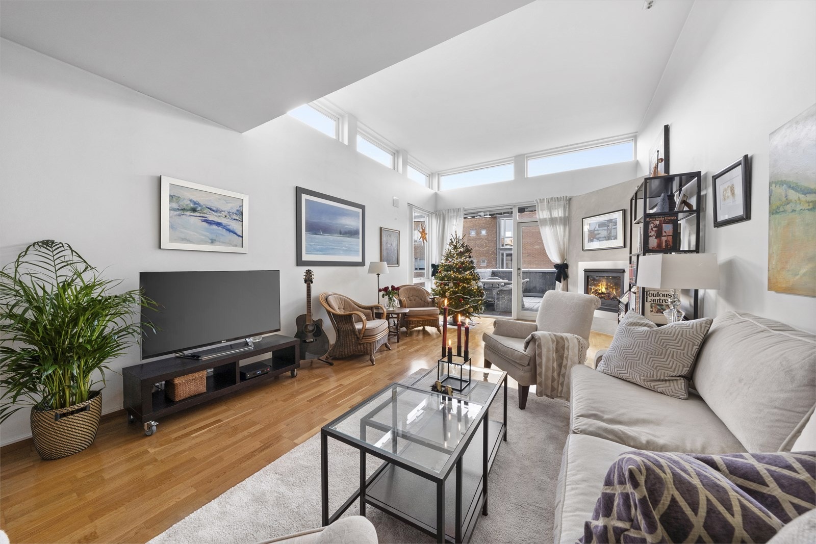 Stuen har god plass til sofagruppe med tilhørende møblement Galleribilde