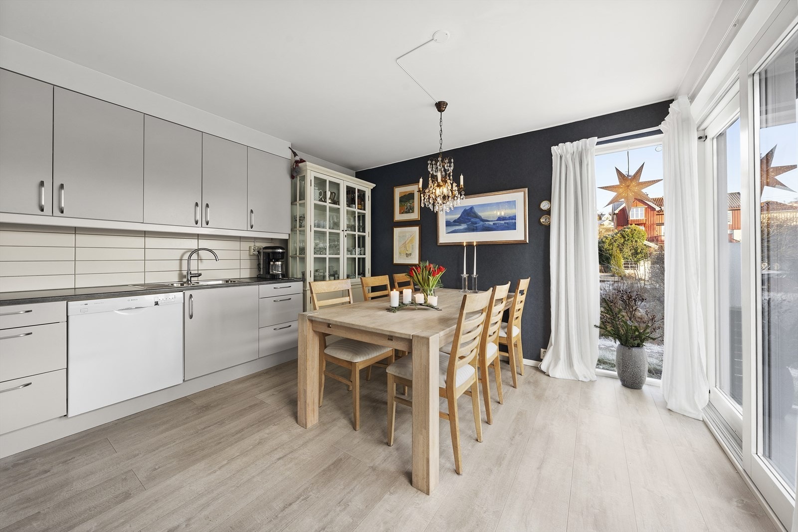 Tidløst kjøkken fra Härjedalskøk med slette, grå fronter og laminert benkeplate Galleribilde