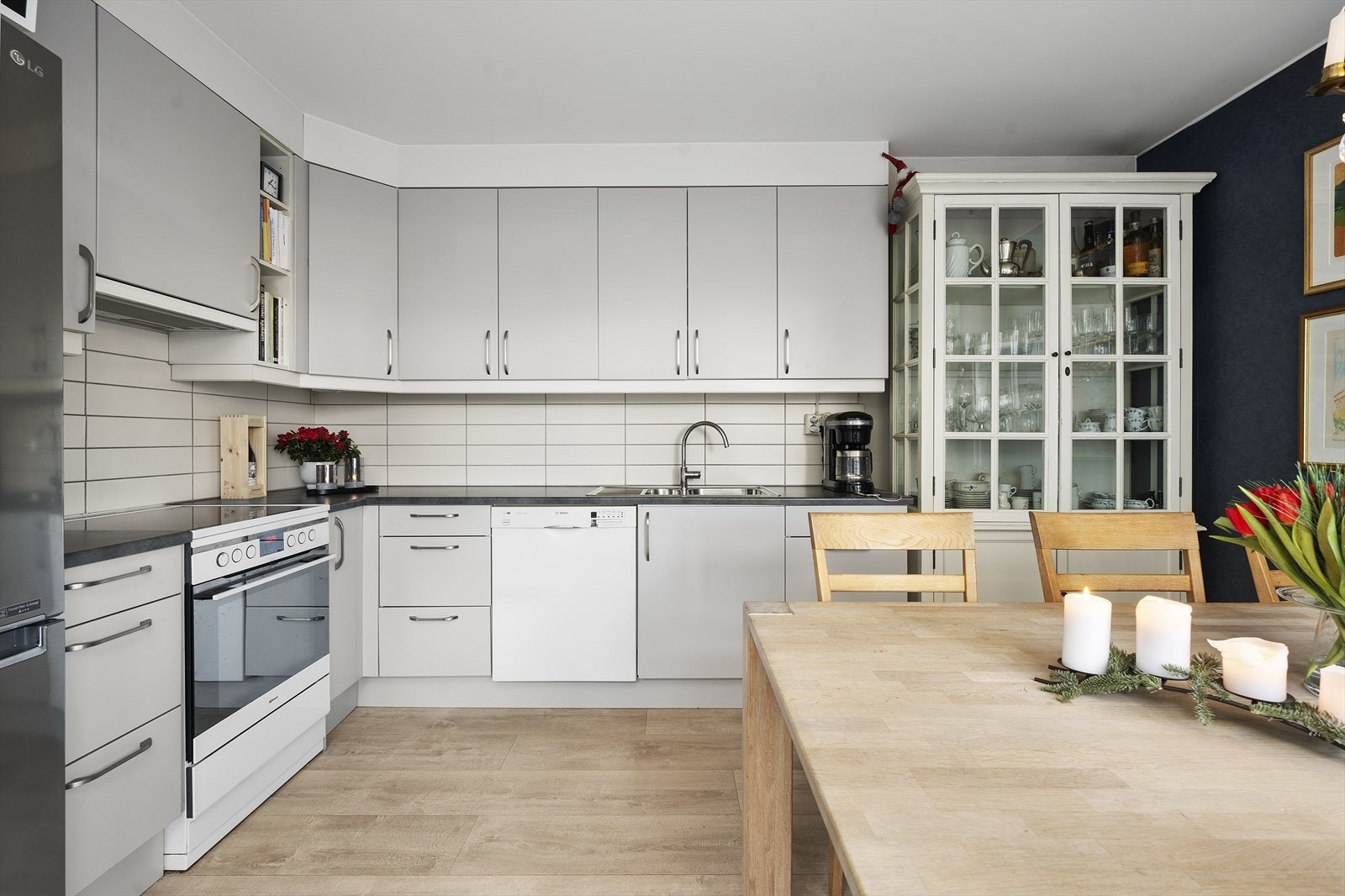 Kjøkkenet tilbyr god skapplass. Det er avsatt plass i innredningen til hvitevarer som oppvaskmaskin, komfyr og kjøleskap Galleribilde