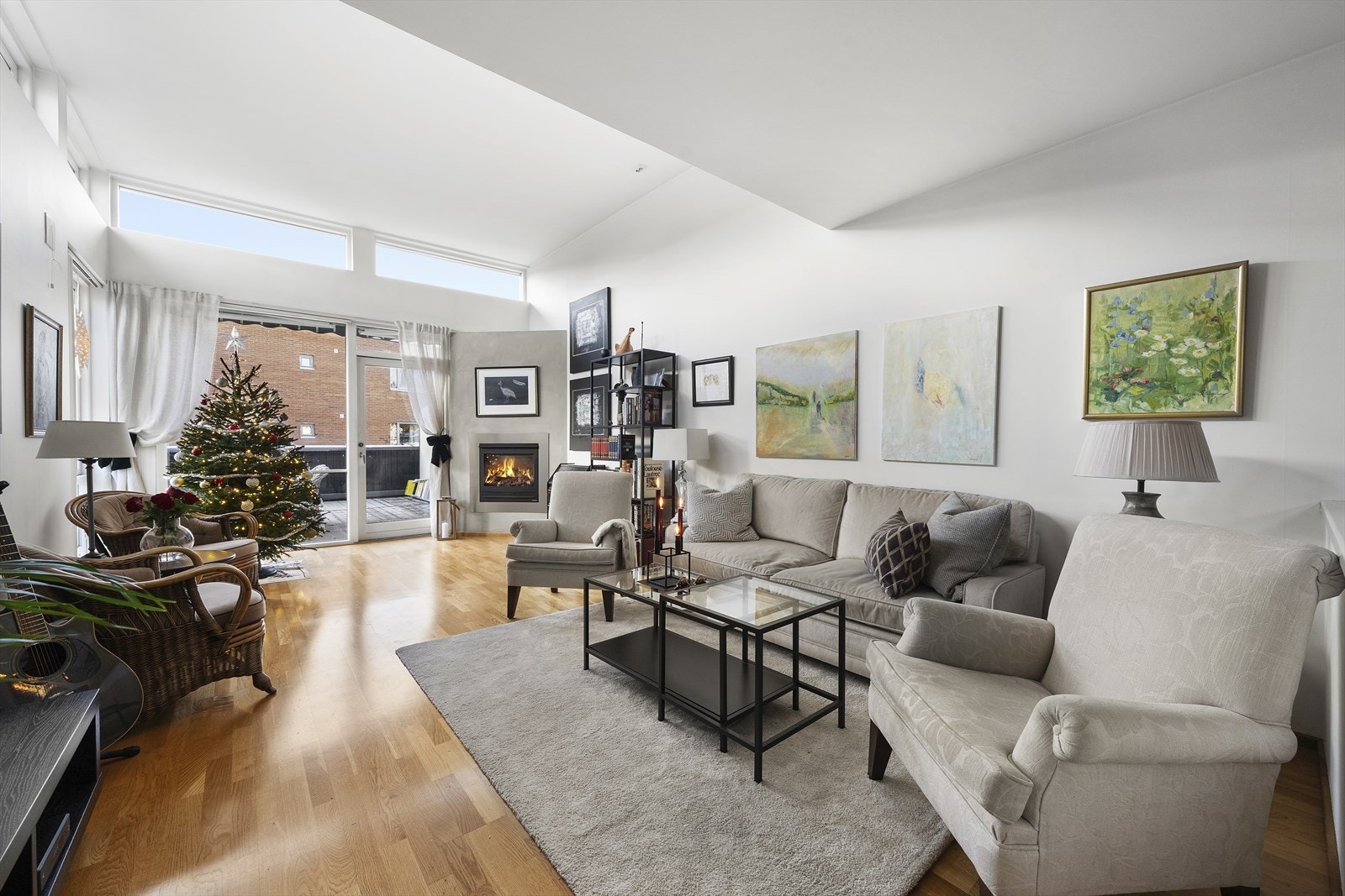 I stuen er det ekstra god takhøyde som gir rommet en fin og luftig følelse Galleribilde