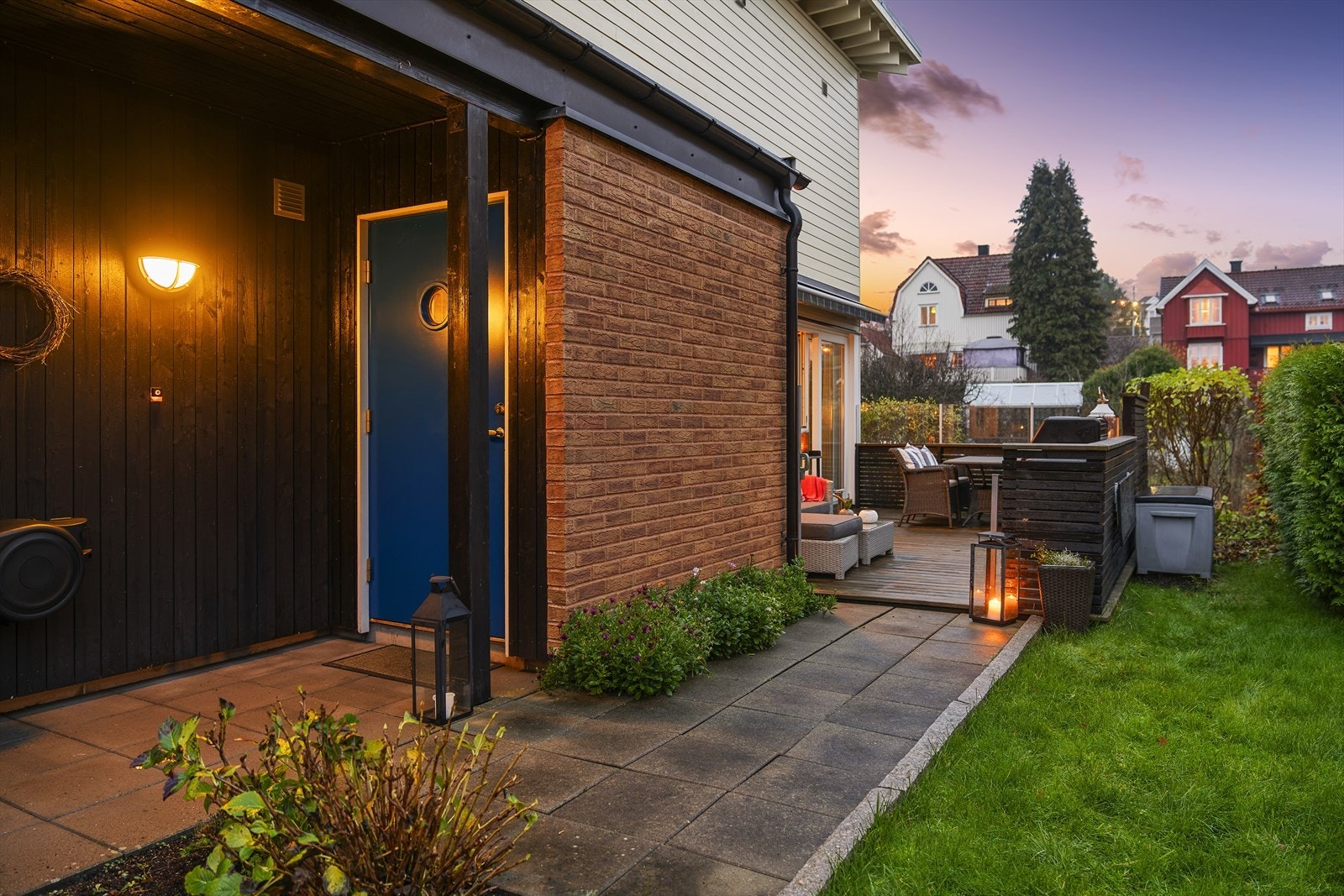 Pent opparbeidet med terrassen, heller og blomsterbed Galleribilde