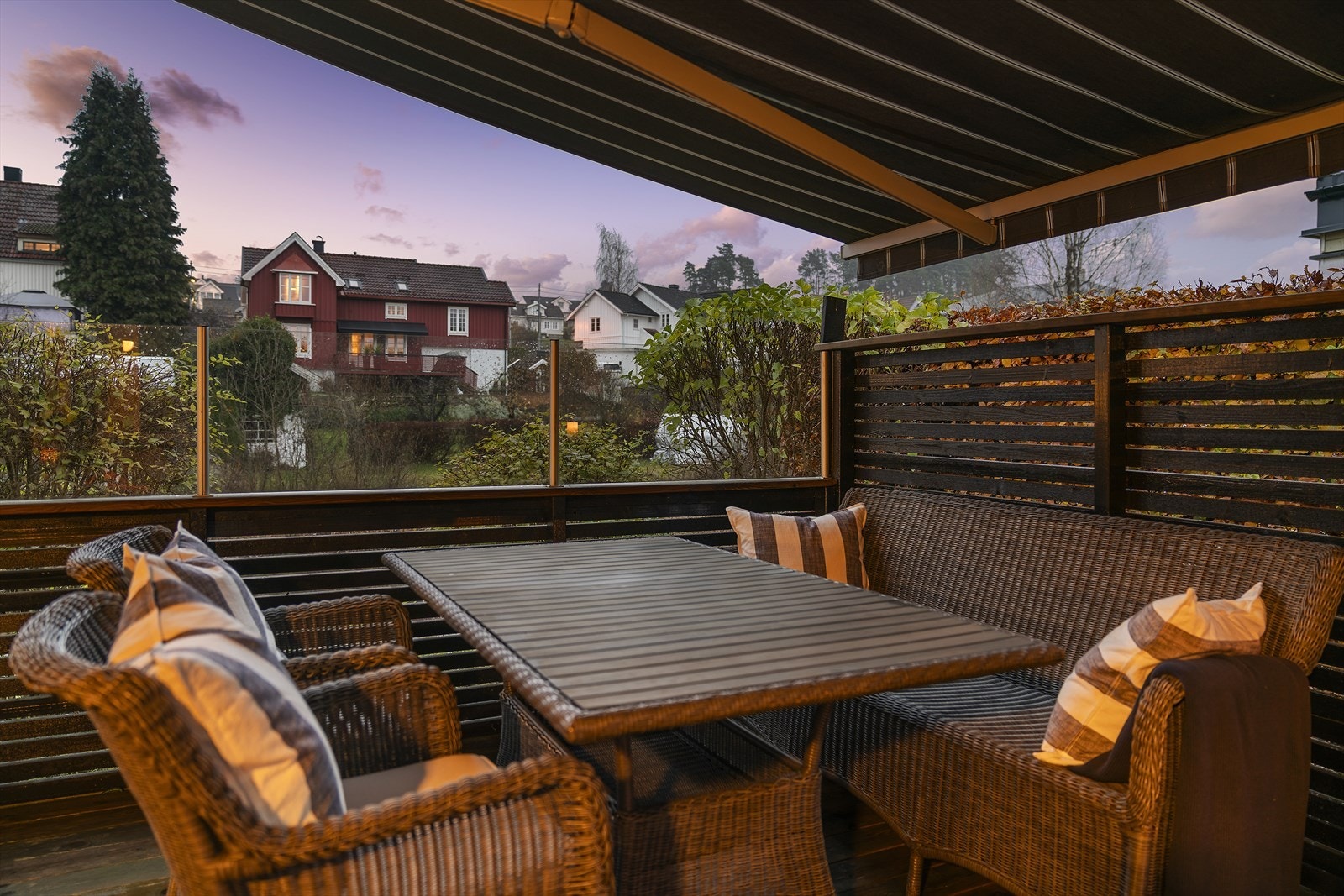 Det er montert elektrisk markise på begge terrassene Galleribilde