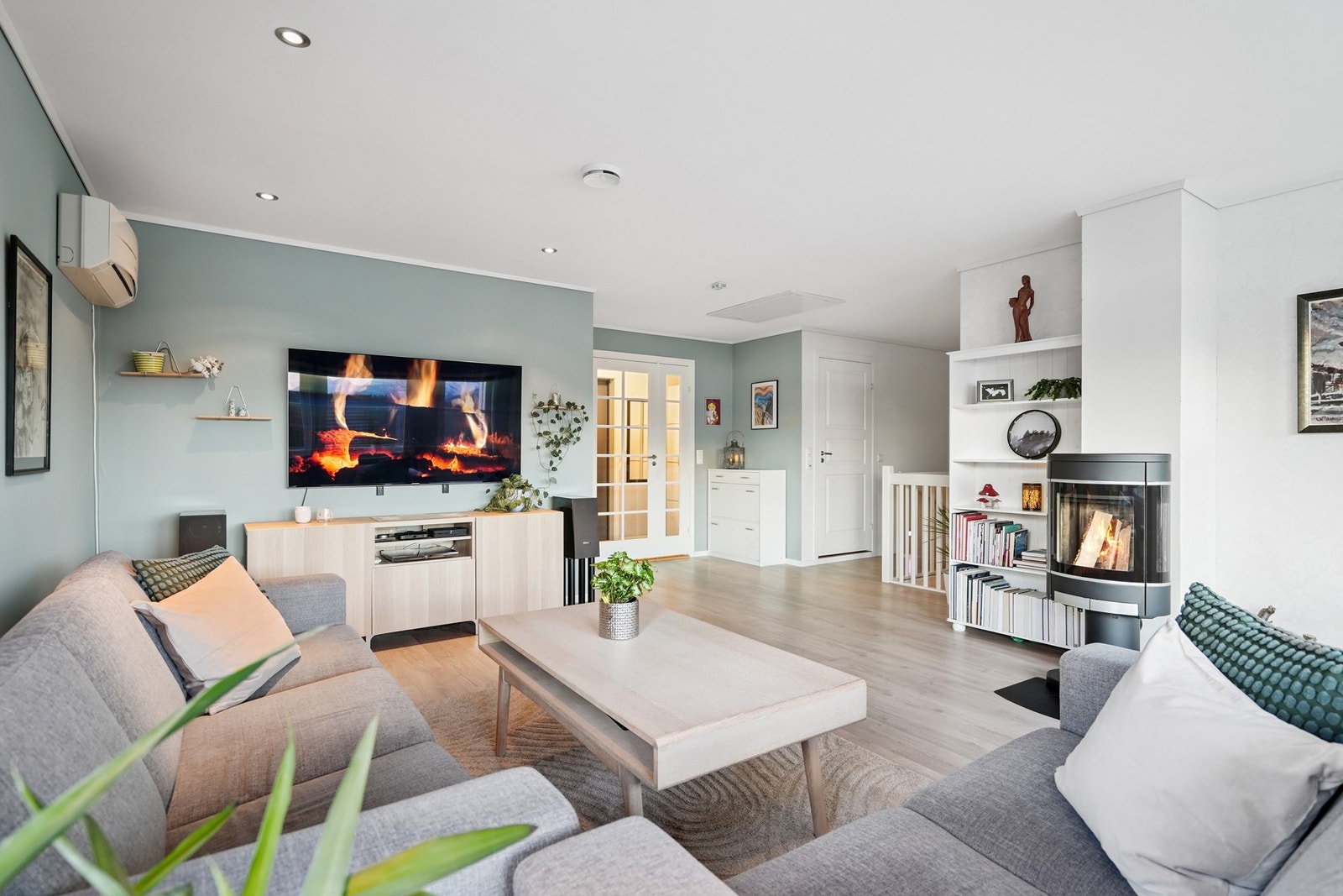 Stue med lun og behagelig atmosfære. Galleribilde