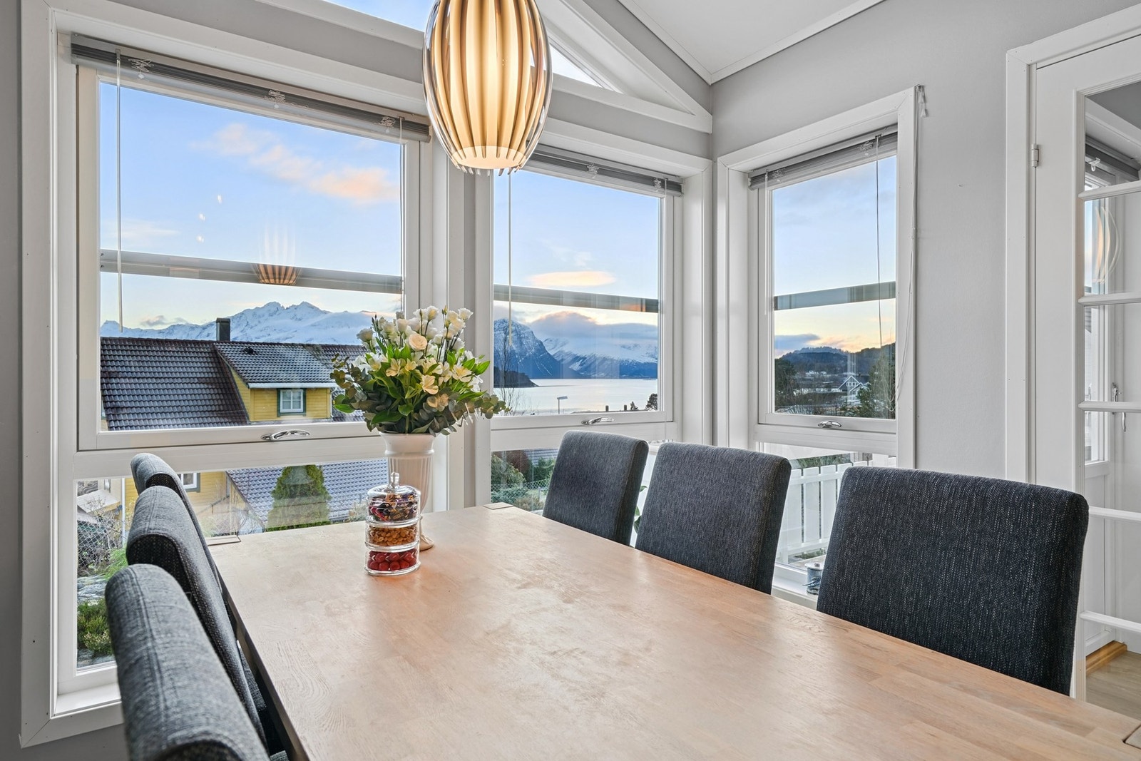 - men er også det perfekte samlingsstedet for familie og venner hvor en kan nyte gode måltider eller feire spesielle anledninger. Galleribilde