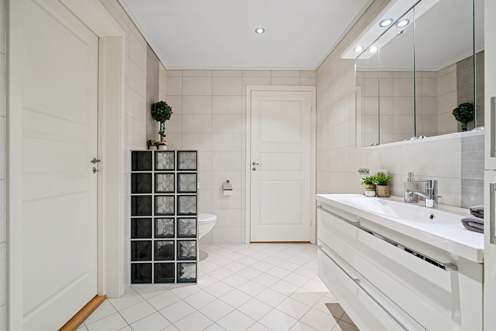 Stort helfliset bad på 10,5 kvm med elektriske varmekabler. I himling er det spotter med dimming. Galleribilde