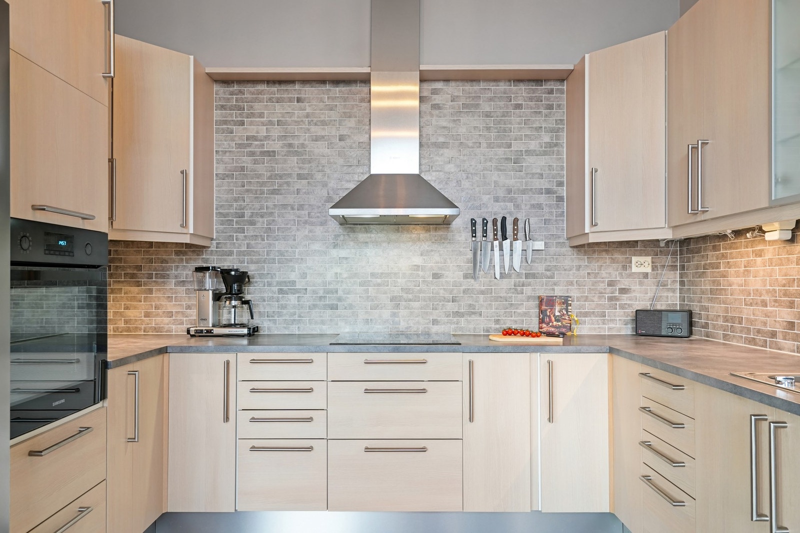 Hvitevarer som stekeovn, platetopp og oppvaskmaskin medfølger i handelen. Galleribilde