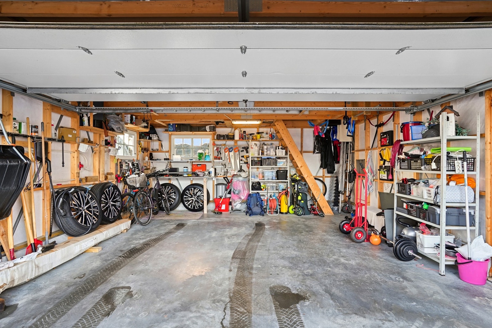 Bilen kan også parkeres i garasjen hvor det er elbil-lader, denne har et areal på ca. 33 kvm, samt at det er godt med oppbevaring på garasjeloftet som er på ca. 22 kvm. Galleribilde