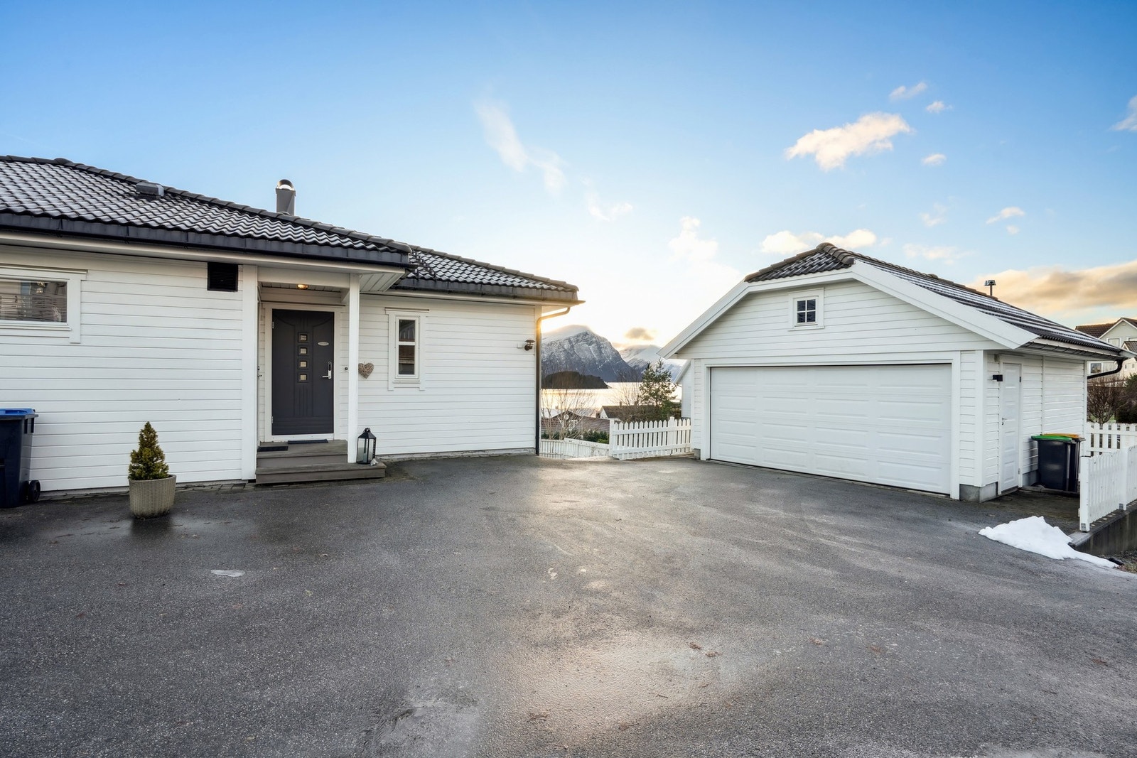 Romslig asfaltert gårdsplass med gode parkeringsmuligheter. Galleribilde