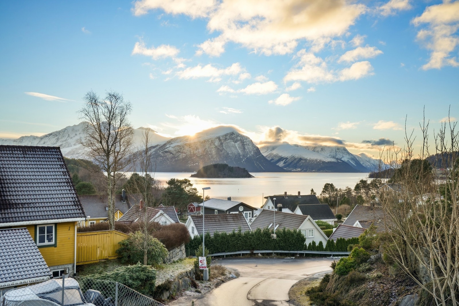 Fra eiendommen nyter man fantastisk utsikt mot Storfjorden, Flisholmen og de mektige Sunnmørsalpene. Galleribilde