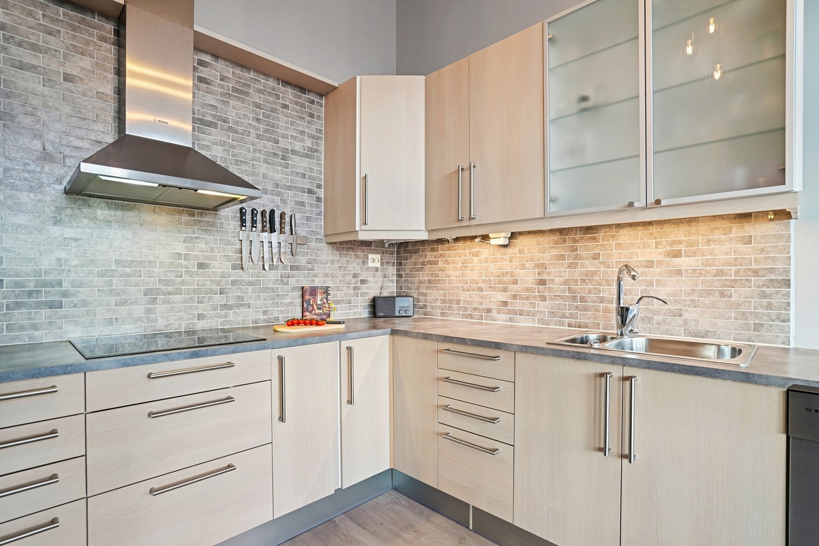 Godt med skap- og skuffeplass, samt belysning under overskapene. Galleribilde