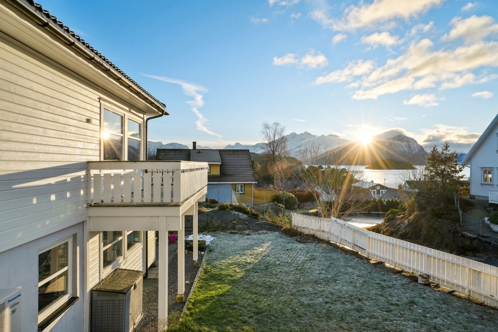 I hagen er det trygg og god boltringsplass for både liten og stor med muligheter for huskestativ, trampoline og lekehytte. Galleribilde
