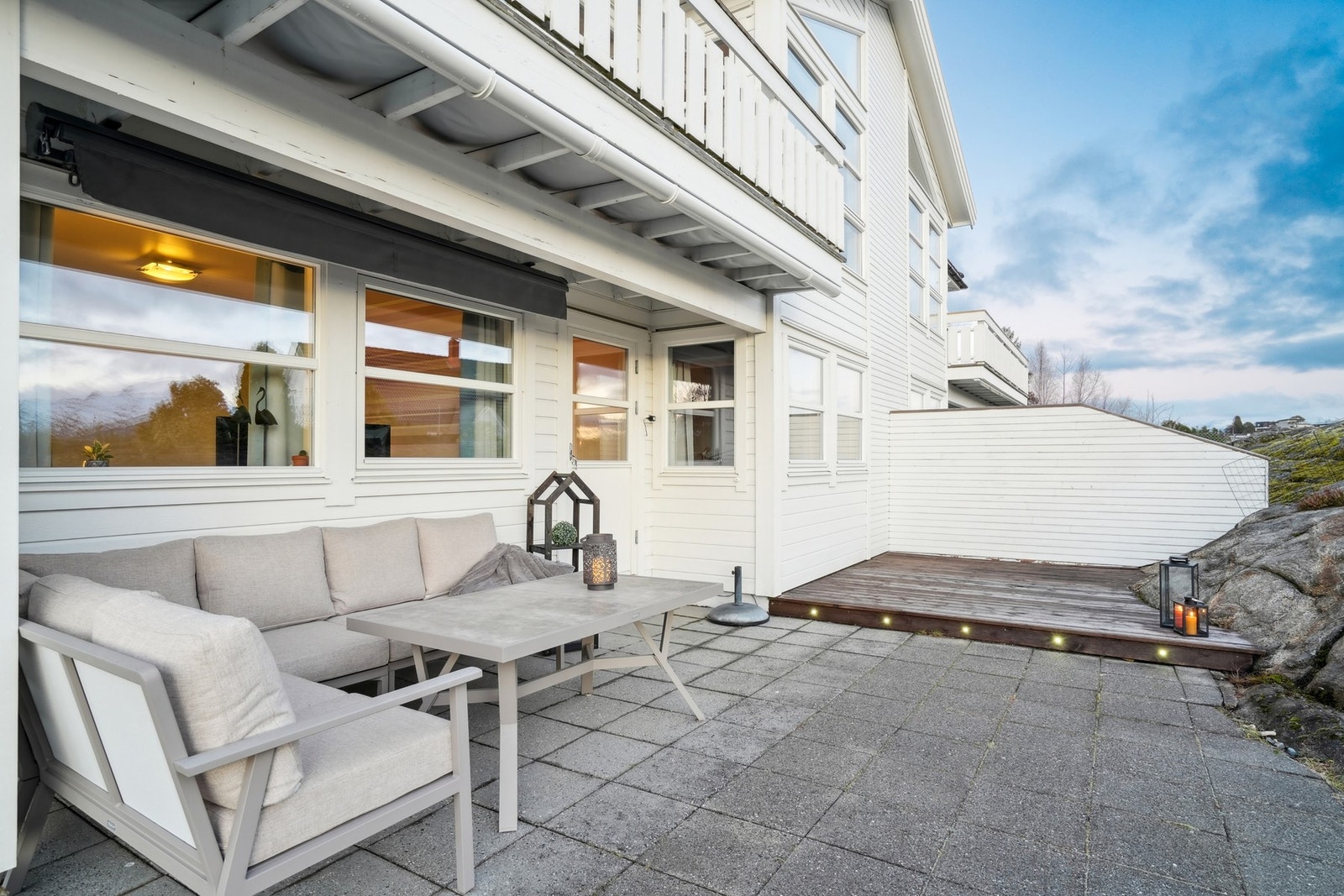 Her ligger alt til rette for å nyte late dager i solen med god plass til større sittegruppe og grillen. Terrassen med levegg har et areal på ca. 9 kvm med plass Galleribilde