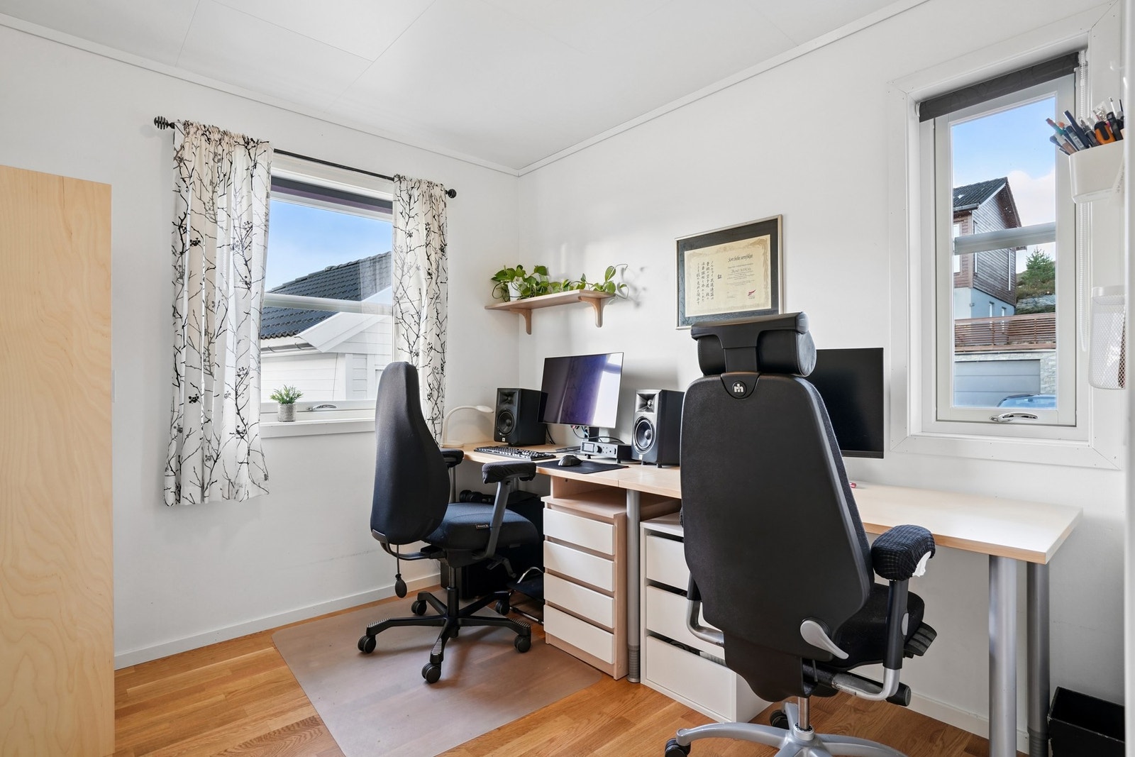 Det er et soverom i hovedetasjen, rommet er per i dag brukt som kontor. Galleribilde