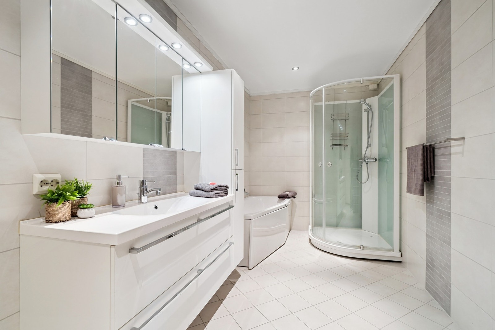 Innredet med servantinnredning med helstøpt servant, speilskap, et høyskap - Galleribilde