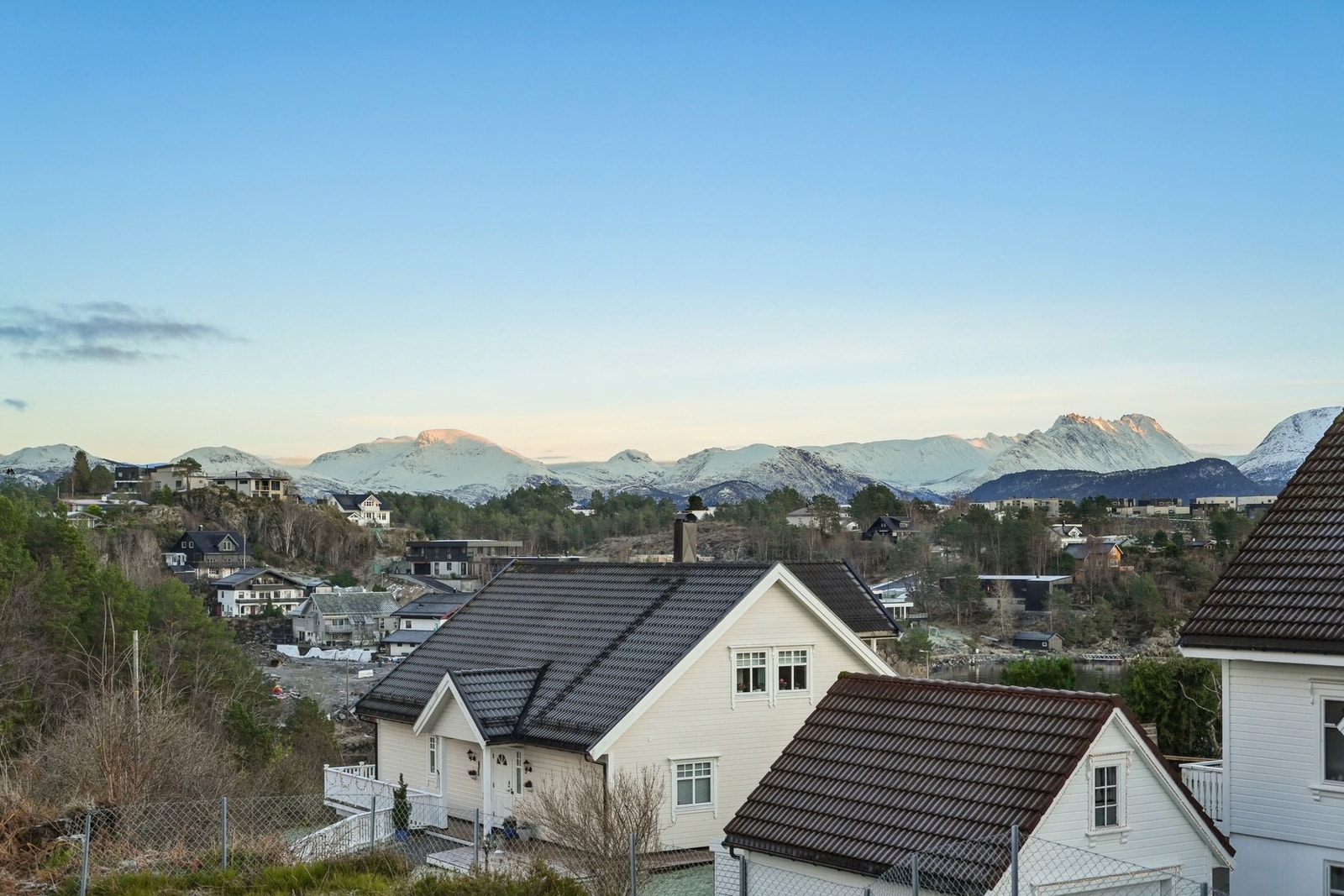 Fra terrassen er det god utsikt til de praktfulle Sunnmørsalpene og nydelige solopp- og nedganger. Galleribilde