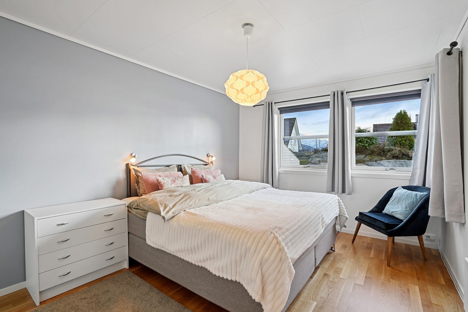 Hovedsoverommet har et romslig areal på ca. 13 kvm, og er innredet med dobbeltseng og nattbord. Galleribilde