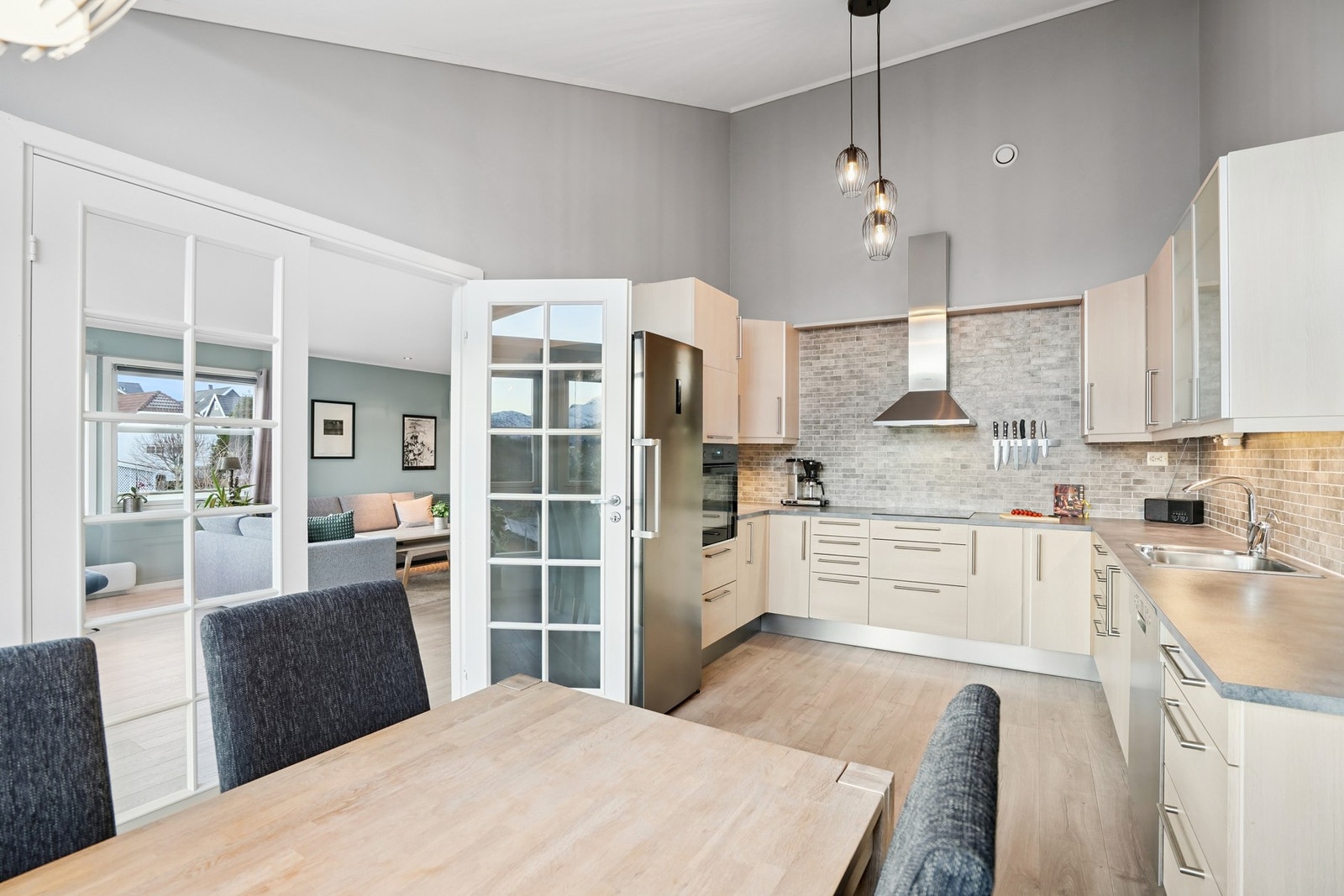 Kjøkken er adskilt fra stuen med to dører som begge kan åpnes om ønskelig Galleribilde